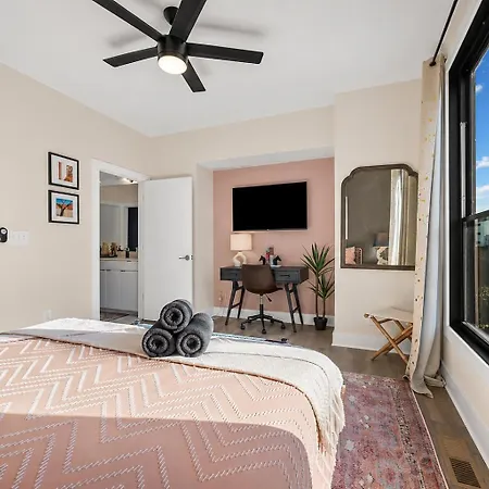 Rooftop King Beds Near Light Rail & Loso Holiday home