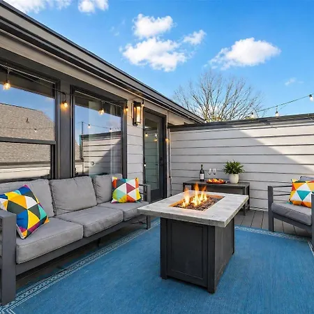 Holiday home Rooftop King Beds Near Light Rail & Loso