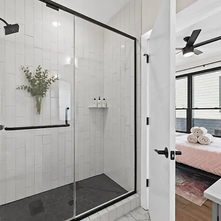 Holiday home Rooftop King Beds Near Light Rail & Loso *