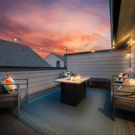 Holiday home Rooftop King Beds Near Light Rail & Loso