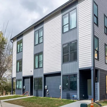 Holiday home Rooftop King Beds Near Light Rail & Loso