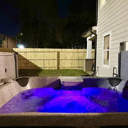 Holiday home Hot Tub Fire Pit Chefs Kitchen Near Uptown Charlotte