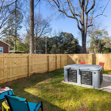 Hot Tub Fire Pit Chefs Kitchen Near Uptown Holiday home *