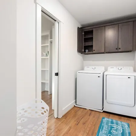 Hot Tub Fire Pit Chefs Kitchen Near Uptown Holiday home *