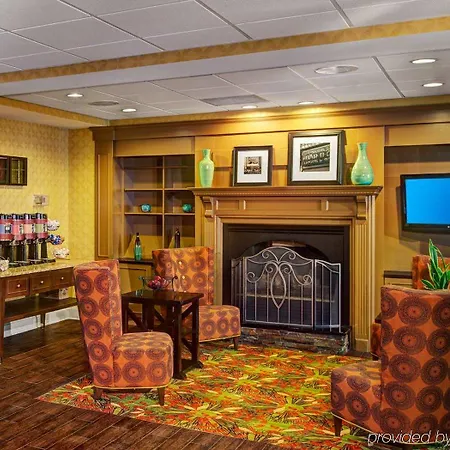 Hampton & Arrowood Rd Hotel 3*