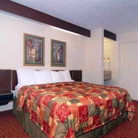 Sleep Airport - Billy Graham Parkway Hotel