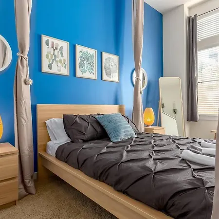 Trifecta Spacious & Beautiful Wifi Superhost Apartment Charlotte