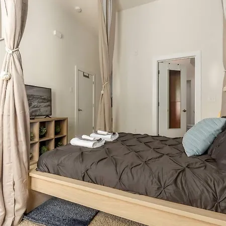 Trifecta Spacious & Beautiful Wifi Superhost Apartment *