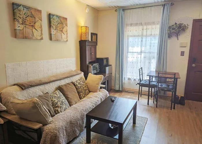 Uptown Area, Cozy King Suite, Quiet And Private, Free Parking, Walk To Restaurants
