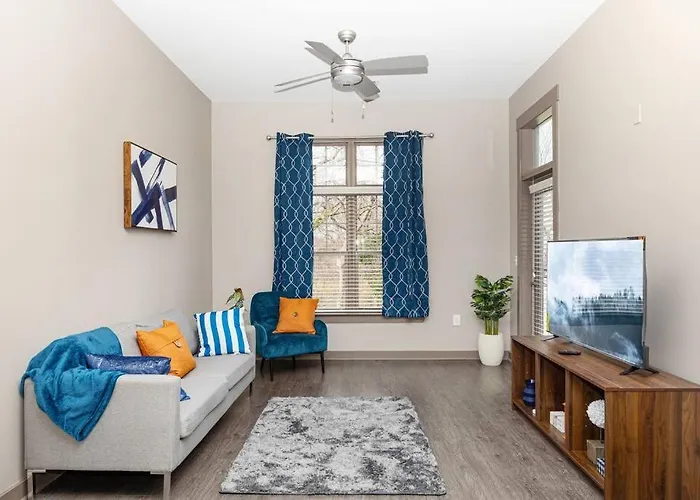 Chic Uptown Unit With Gym, Pool