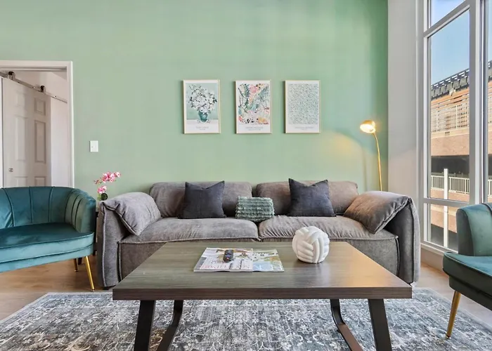 Uptown Luxury - Top Floor King Suite, Free Parking
