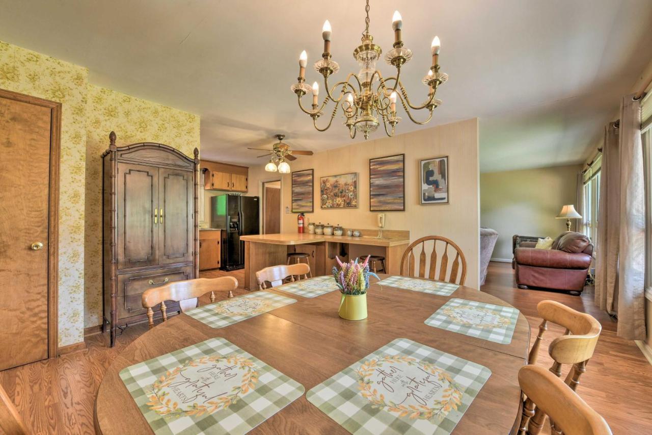 Holiday home Cozy Retreat With Yard About 5 Mi To Dtwn Charlotte