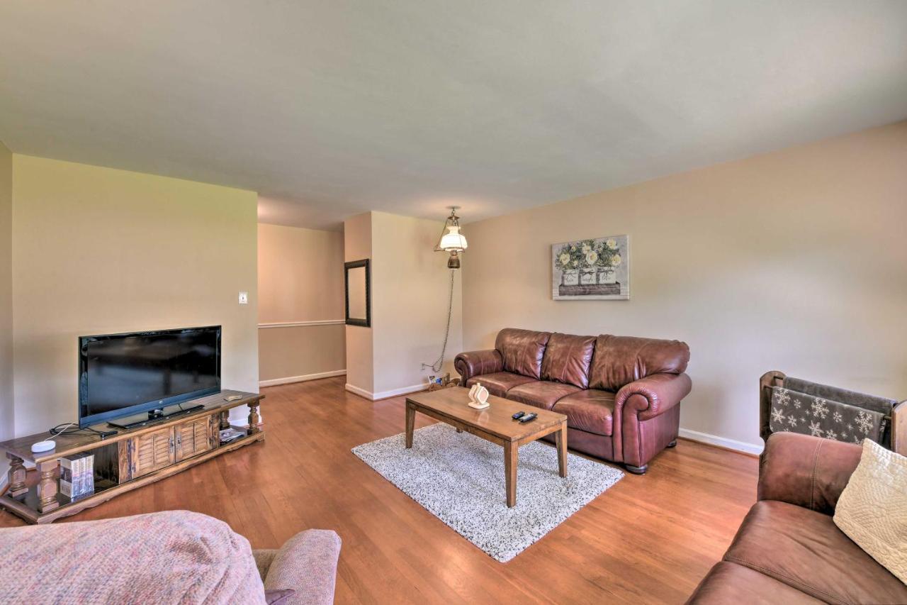 Holiday home Cozy Retreat With Yard About 5 Mi To Dtwn *