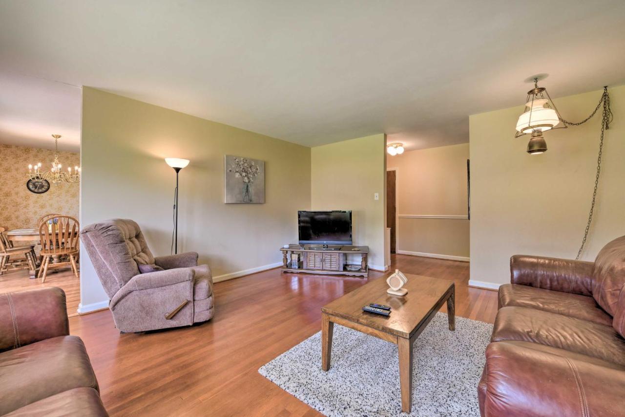 Holiday home Cozy Retreat With Yard About 5 Mi To Dtwn *