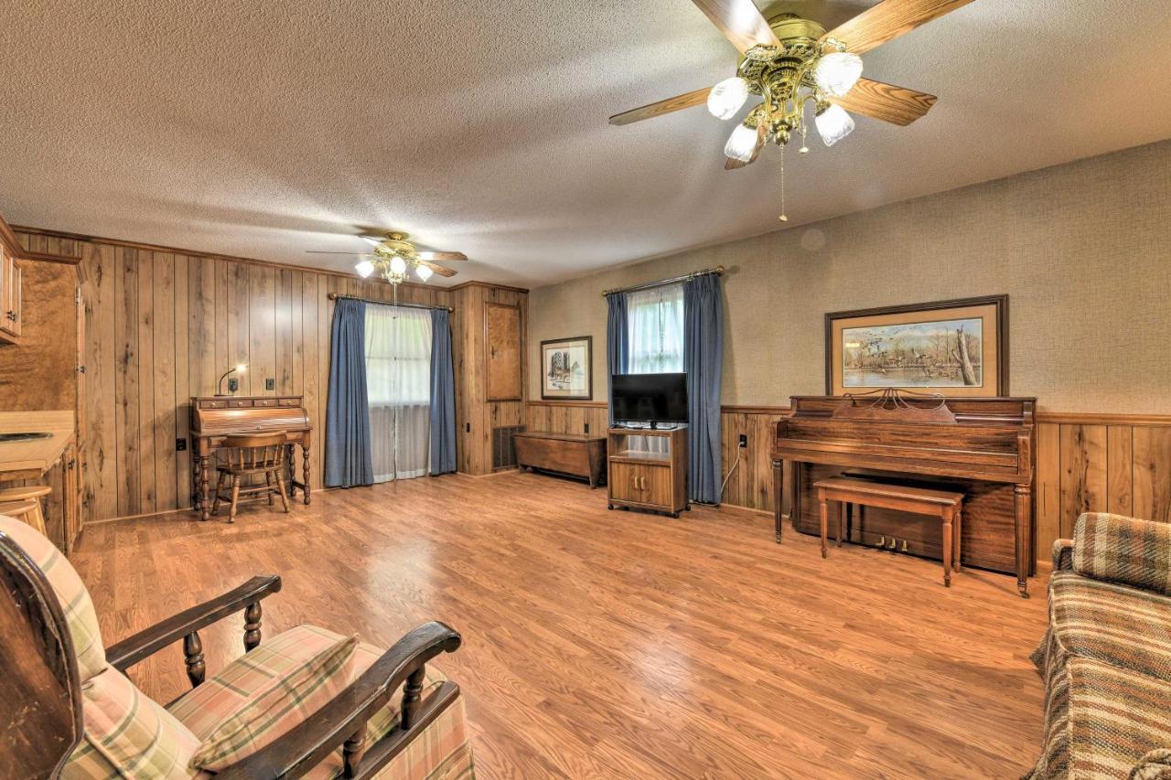 Holiday home Cozy Retreat With Yard About 5 Mi To Dtwn Charlotte