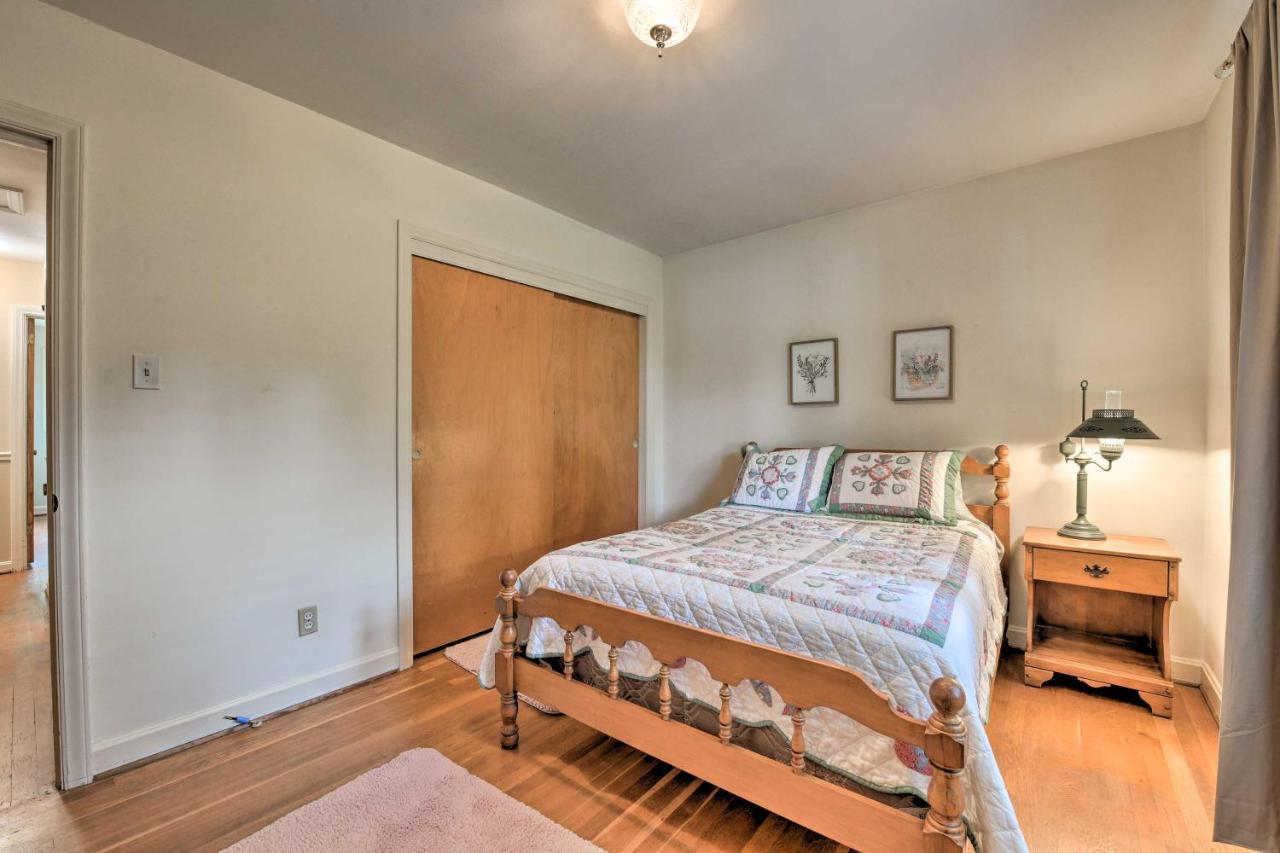 Cozy Retreat With Yard About 5 Mi To Dtwn Charlotte