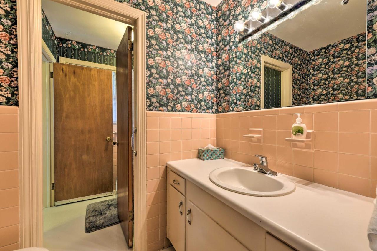 Cozy Retreat With Yard About 5 Mi To Dtwn