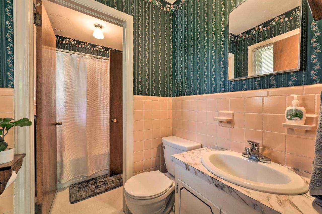 Cozy Retreat With Yard About 5 Mi To Dtwn Charlotte