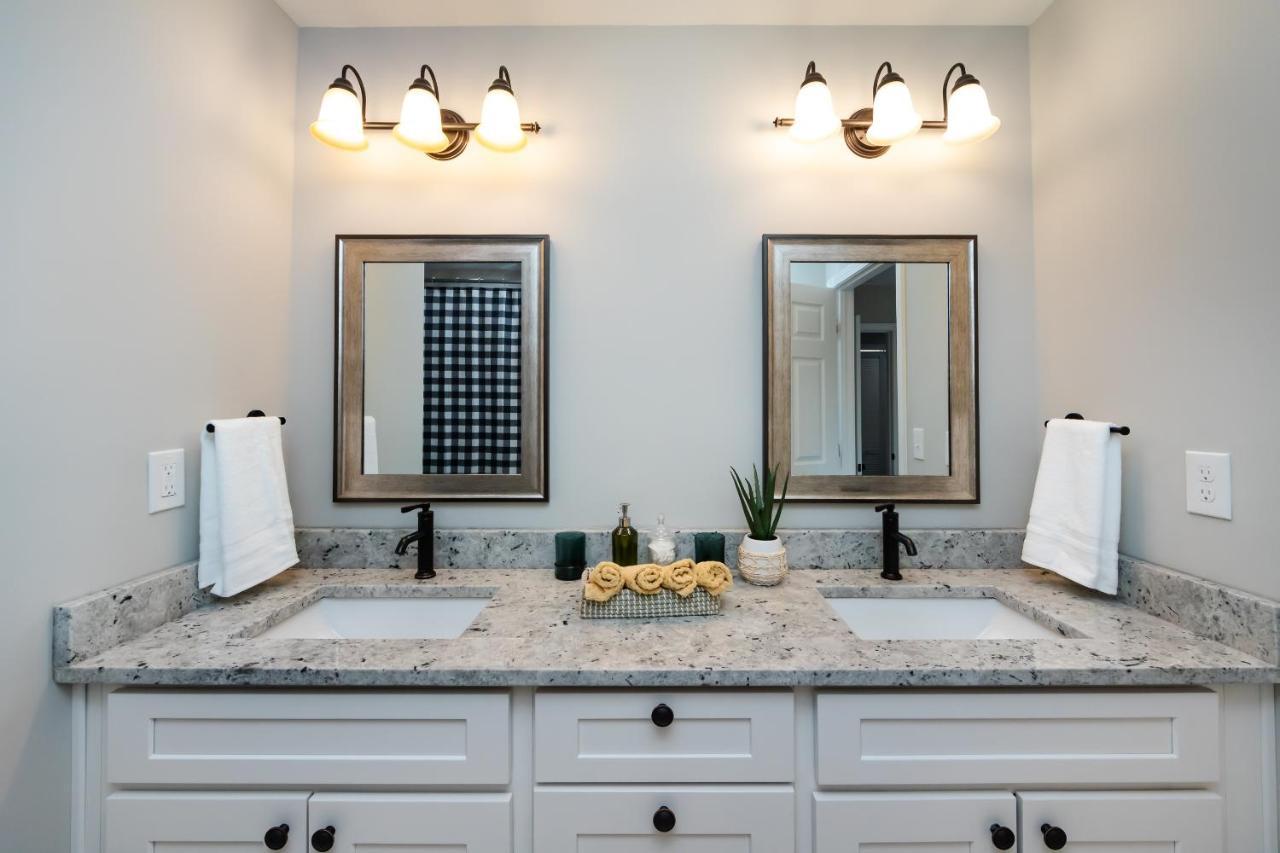 Brandnew Spacious 4 Bedroom House Minutes To Uptown Holiday home