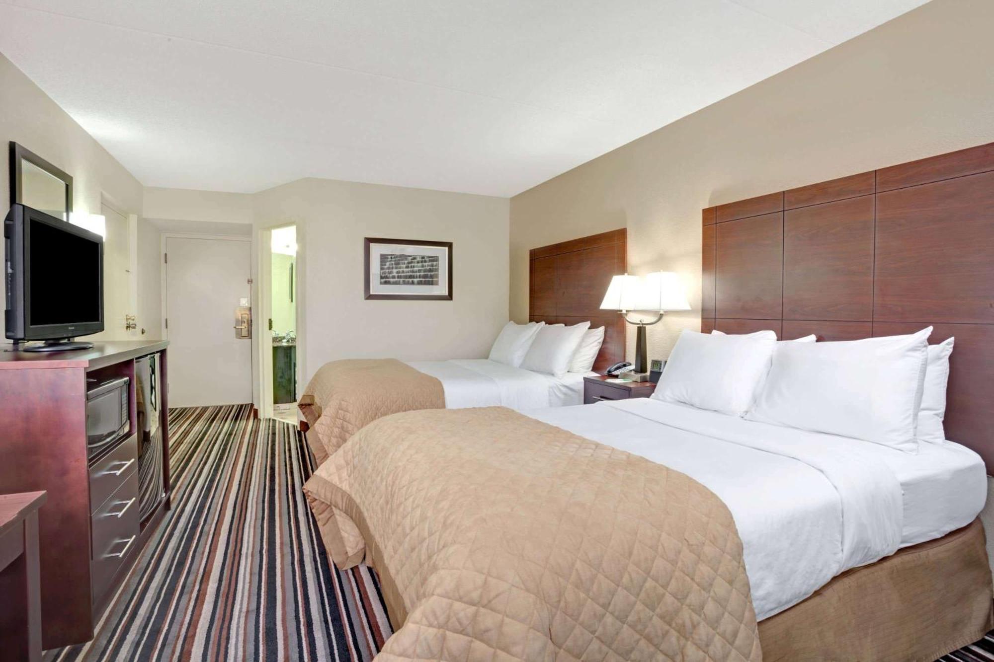 Hotel Wyndham Garden Airport Southeast 3*