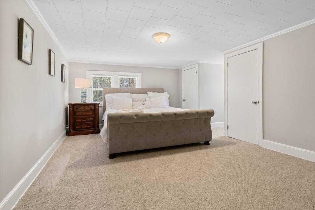 Cozy 4b Retreat Near Uptown King Beds Sleeps 12