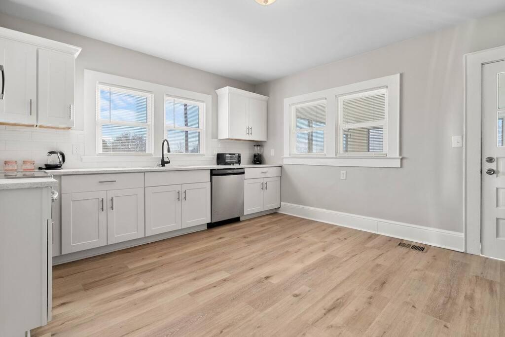 Holiday home Cozy 4b Retreat Near Uptown King Beds Sleeps 12 *