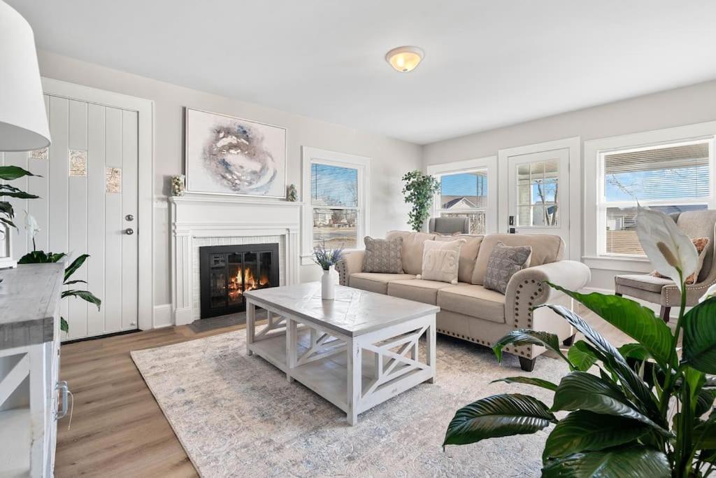 Cozy 4b Retreat Near Uptown King Beds Sleeps 12 Holiday home *