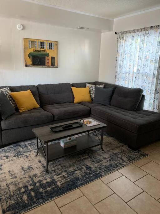 4, Sleep 5, Walk To Attractions In Uptown Apartment *