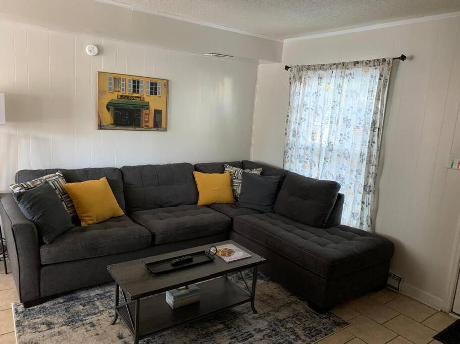 4, Sleep 5, Walk To Attractions In Uptown Apartment *