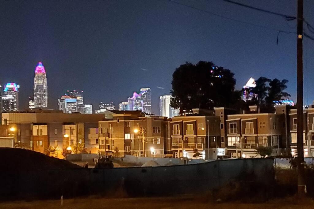 4, Sleep 5, Walk To Attractions In Uptown Charlotte