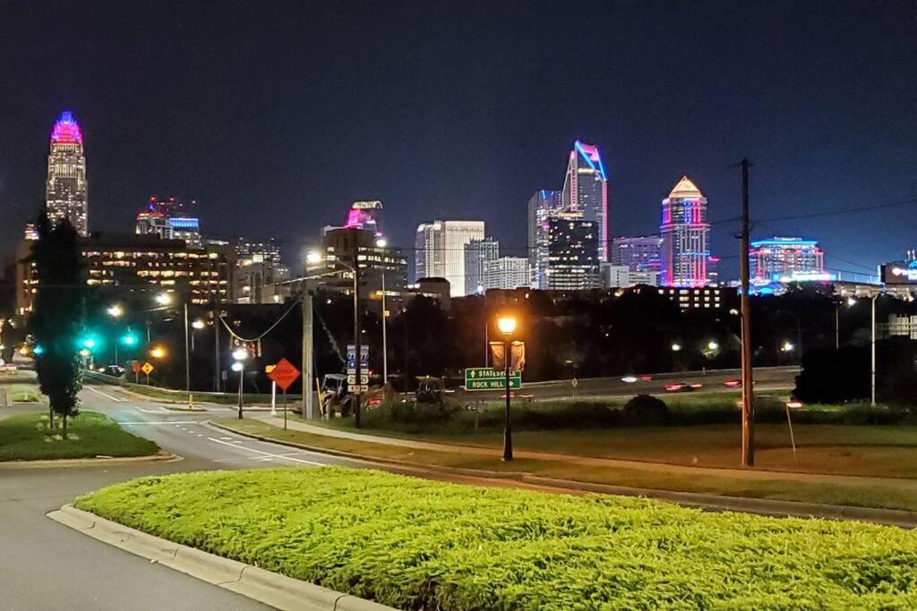 4, Sleep 5, Walk To Attractions In Uptown