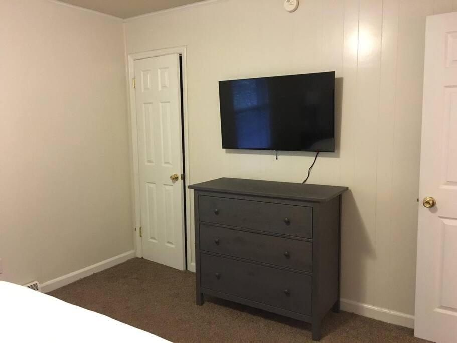 4, Sleep 5, Walk To Attractions In Uptown Apartment *