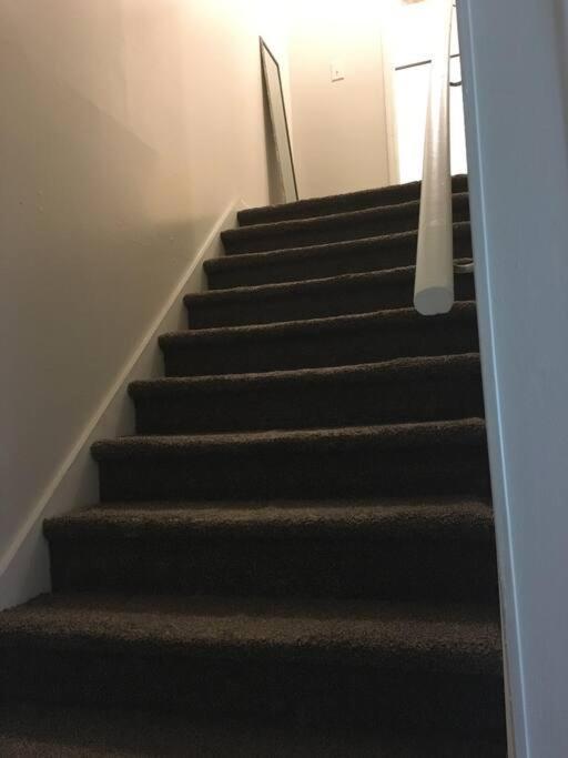 4, Sleep 5, Walk To Attractions In Uptown Apartment *