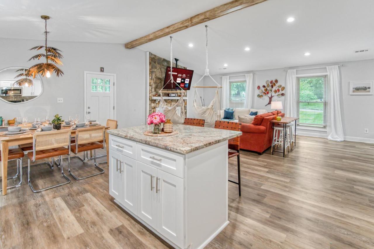 Vibrant South Clt Oasis, 3brs, Patio, Fire Pit Holiday home