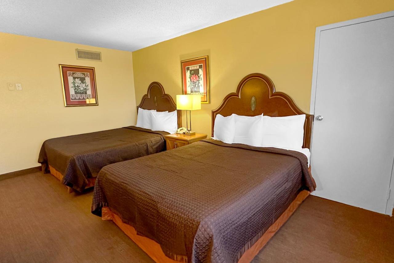 Golden By Oyo 3* Charlotte