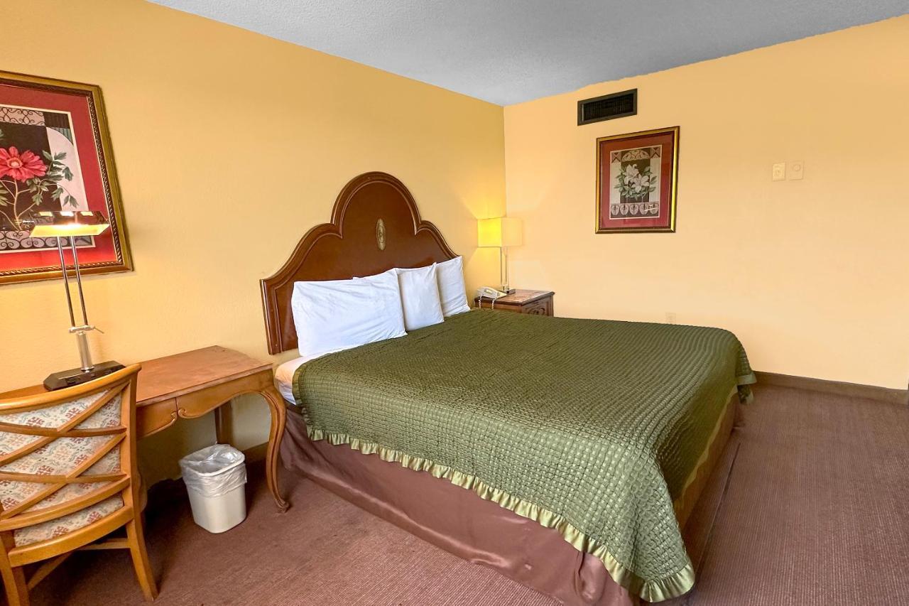 Golden By Oyo Hotel 3*