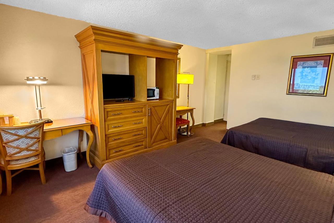 Hotel Golden By Oyo 3*