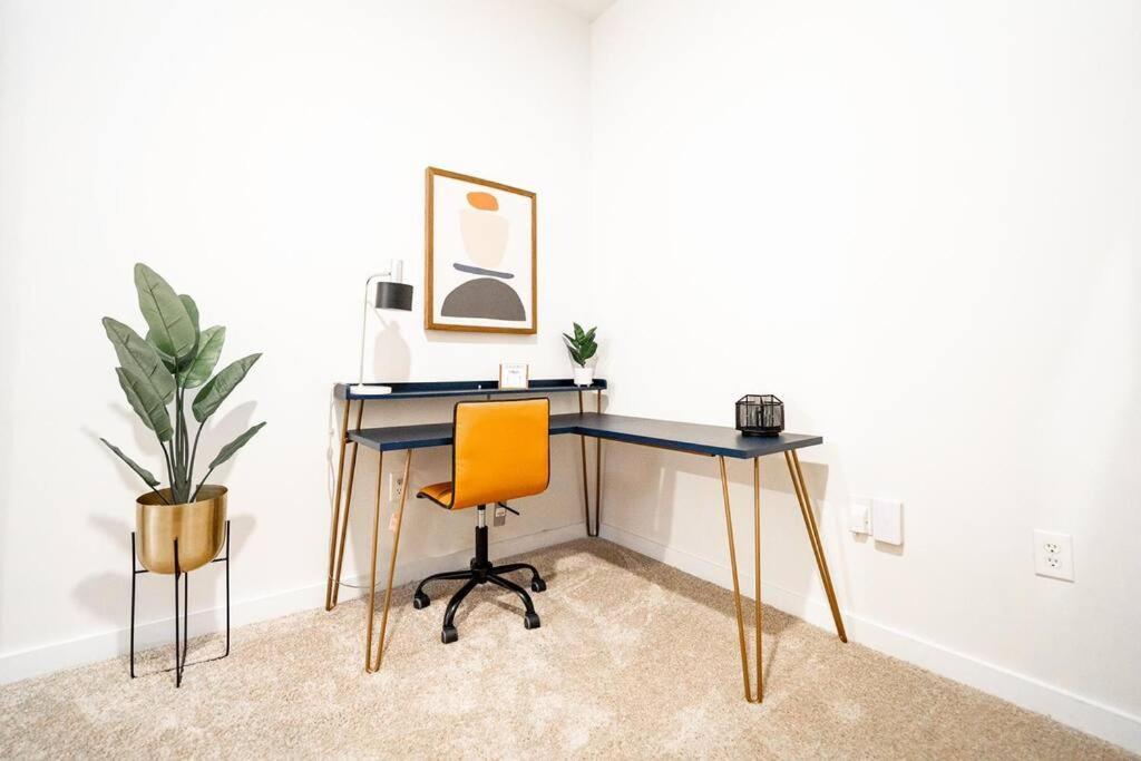 Luxury Wifi, Gym, Pool, Shops & Food! Unit 329 Apartment *