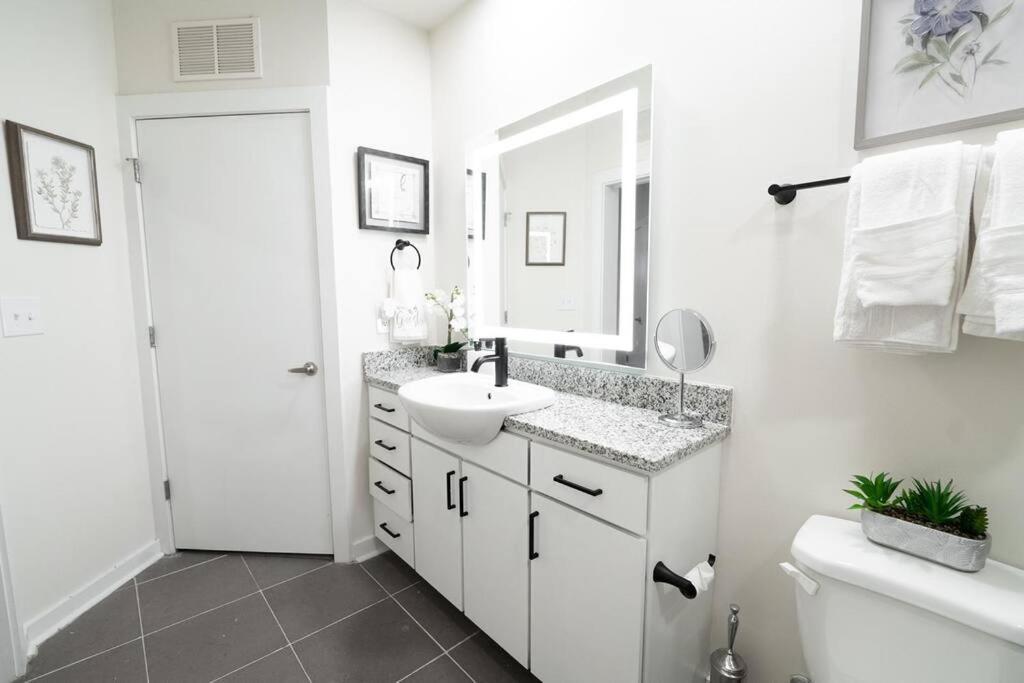 Luxury Wifi, Gym, Pool, Shops & Food! Unit 329