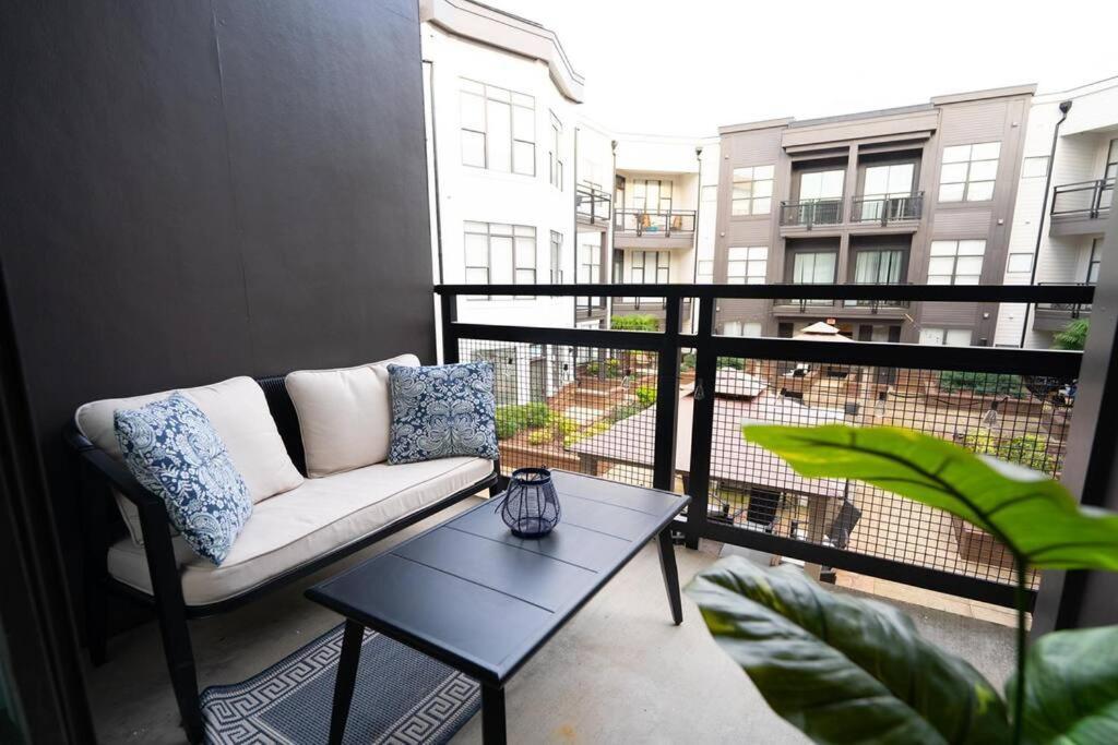 Luxury Wifi, Gym, Pool, Shops & Food! Unit 329 * Charlotte