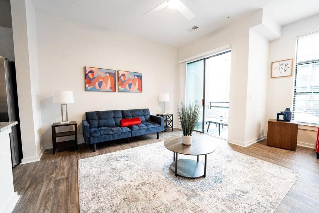 Luxury Wifi, Gym, Pool, Shops & Food! Unit 329 Charlotte