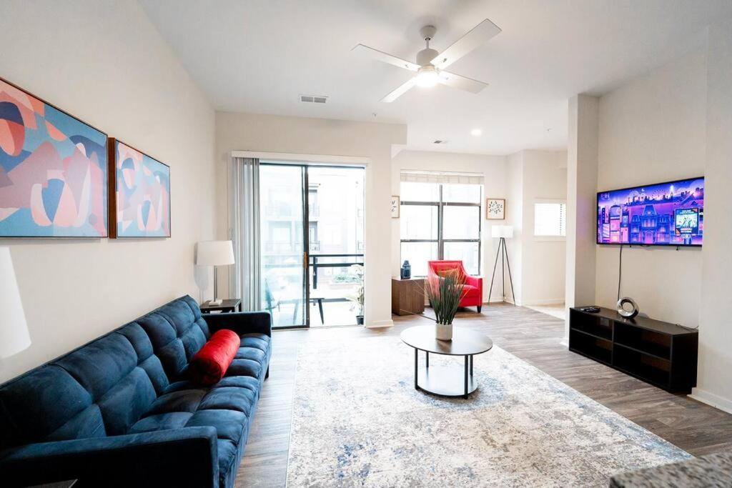 Luxury Wifi, Gym, Pool, Shops & Food! Unit 329 Charlotte