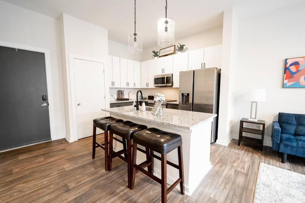 Luxury Wifi, Gym, Pool, Shops & Food! Unit 329 Apartment *