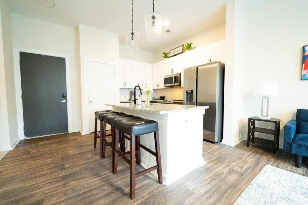 Apartment Luxury Wifi, Gym, Pool, Shops & Food! Unit 329 Charlotte