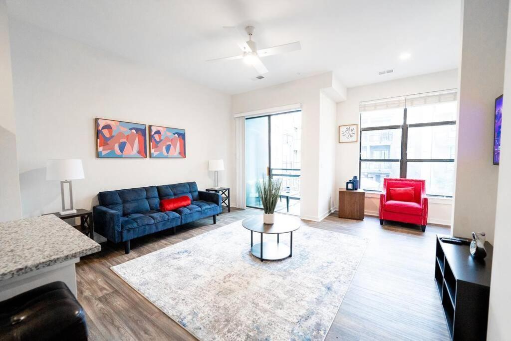 Luxury Wifi, Gym, Pool, Shops & Food! Unit 329 *