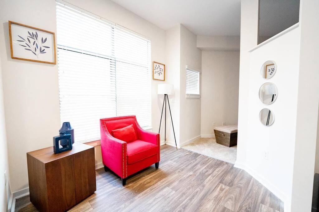 Luxury Wifi, Gym, Pool, Shops & Food! Unit 329 Apartment *