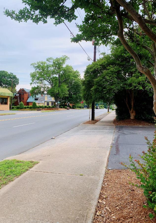 Uptown Area, Cozy King Suite, Quiet And Private, Free Parking, Walk To Restaurants