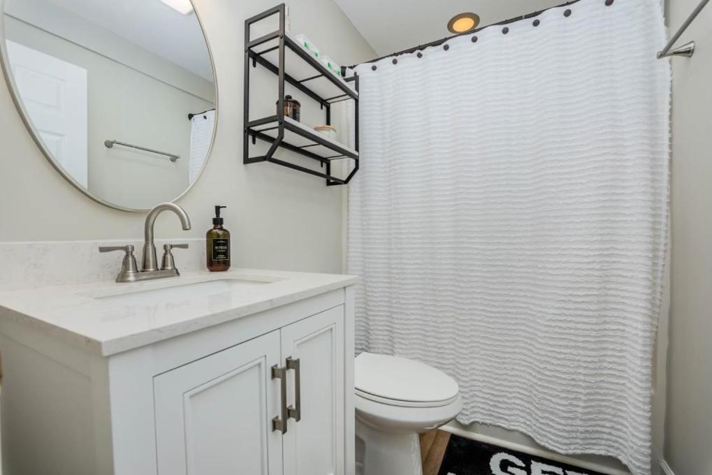 Minutes Away From Downtown Area Apartment *