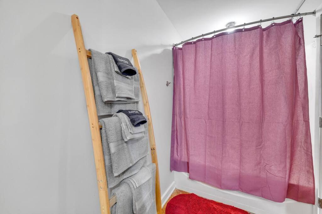 Charming 1br - Full Kitchen - Uptown Living