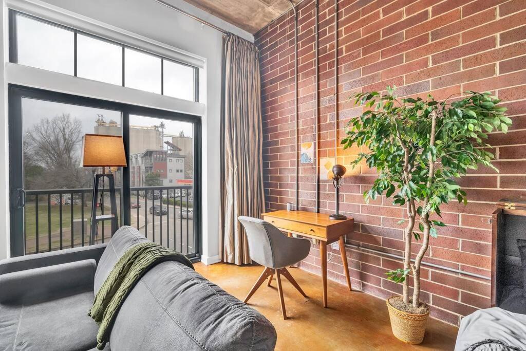 Charming 1br - Full Kitchen - Uptown Living